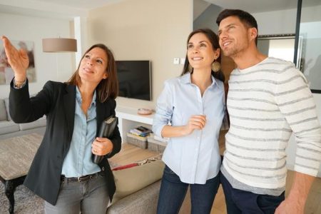 How to Choose a Realtor 1 205276658