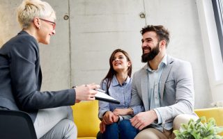 who pays real estate agent commission