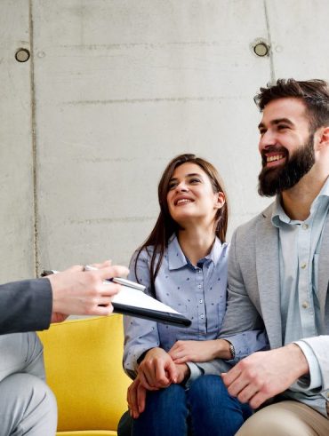 who pays real estate agent commission