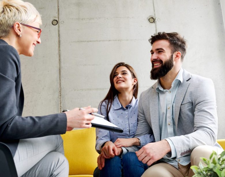 who pays real estate agent commission